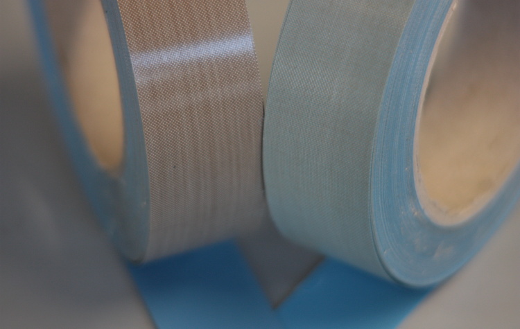 2 bobine di tessuto di vetro PTFE adesivo e acrilico, una di colore beige e una marrone chiaro